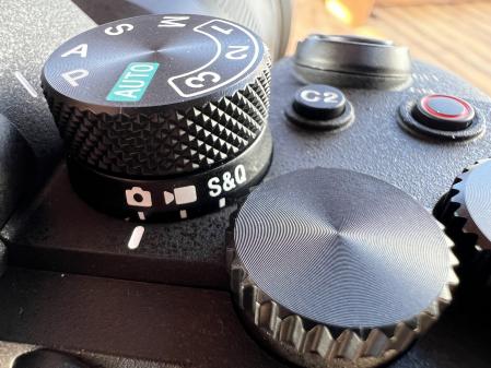 Detalle del doble anillo del selector de funciones. A la derecha, arriba, el botón de vídeo