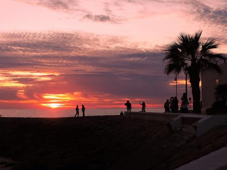 Candilazo al atardecer en el espigón de Rota.