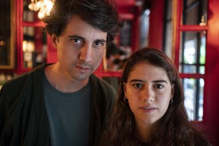 El director Jonás Trueba. y la actriz Candela Recio