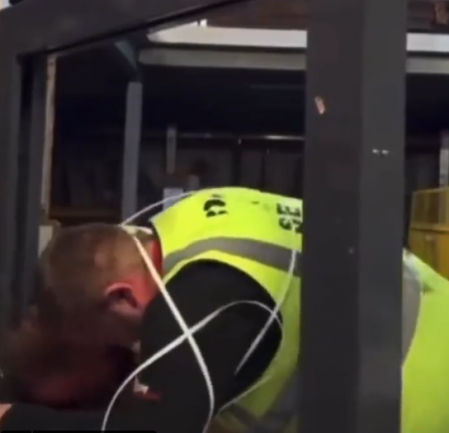 Ninguno de los empleados sufrió heridas y las imágenes son dignas de una comedia muda