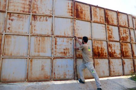 Cerrando la puerta del huerto.