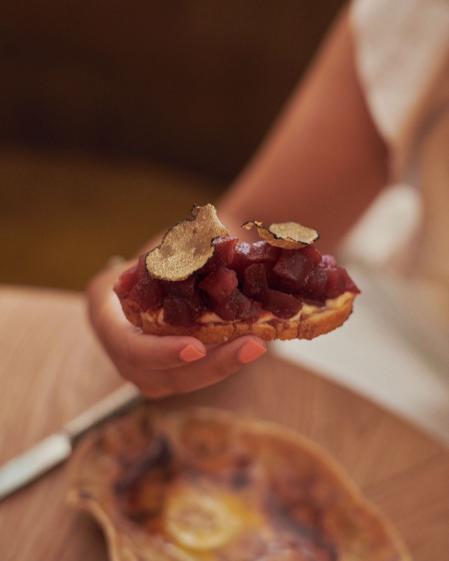 Tosta de tarantelo de atún rojo, soja, tomate y trufa negra