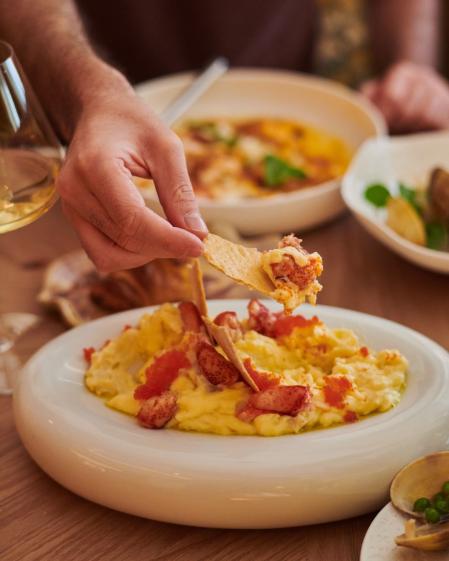 Ensaladilla rusa de gambas blancas, bogavante, tobiko rojo con su AOVE y escamas de sal