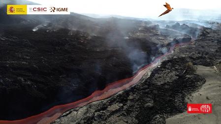 El río de lava captado por el dron del IGME es el origen de las coladas que recorren la isla, y cada vez que el canal se obtura, genera una nueva lengua