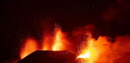 Se derrumba parte del cono principal del volcán de La Palma y se desborda de lava el cono secundario