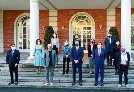 GRAF140. MADRID, 16/11/2020.- El presidente del Gobierno, Pedro Sánchez (c) junto con el presidente de la Cepyme, Gerardo Cuerva (i), el secretario general de UGT, Pepe Álvarez (2i), el presidente de la CEOE, Antonio Garamendi (2d) y el secretario general de CCOO, Unai Sordo (d), la ministra de Hacienda, María Jesús Montero (1-2ª fila), la ministra de Economía, Nadia Calviño (c-2ª fila), la ministra de Transición Ecológica, Teresa Ribera (2d-2ª fila) y la ministra de Educación y portavoz del Gobierno, Isabel Celaá (d-2ª fila) y en tercera fila: la ministra de Industria, Comercio y Turismo Reyes Maroto (i), la ministra de Trabajo Yolanda Díaz (c) y el ministro de Seguridad Social, José Luis Escrivá (d) posan para la foto de familia en la Moncloa tras constituir la Mesa de Diálogo Social para la Recuperación, la Transformación y la Resiliencia, que servirá de cauce regular sobre las negociaciones con Europa en relación con los fondos de ayuda. EFE/Moncloa / Fernando Calvo SÓLO USO EDITORIAL NO VENTAS
