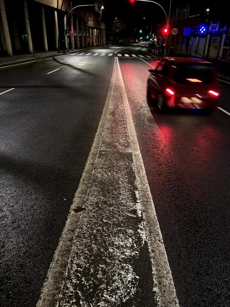 Fotografía de un coche en movimiento usando un trípode con el teléfono.