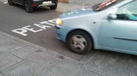 En 17 segundos han pasado tres coches y una moto