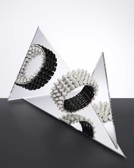 Los brazaletes de la colección combinan diamantes y ónix