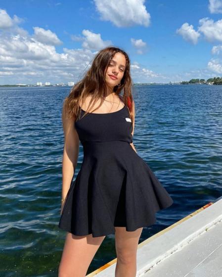 Rosalía con minivestido negro de la firma italiana