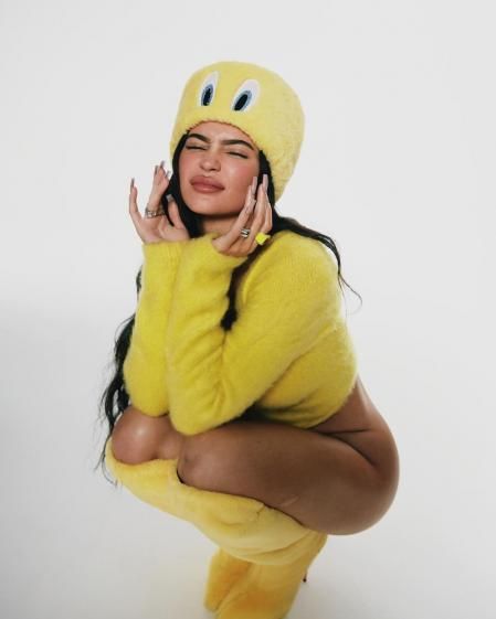 Kylie Jenner con su estilismo con el que rinde homenaje a Piolín