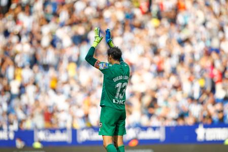 Diego López aplaude a la afición al término de un partido en Cornellà