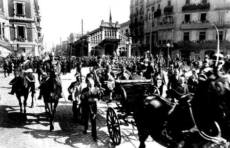 Año 1926, Alfonso XIII a la salida del Apeadero a su llegada de Madrid.