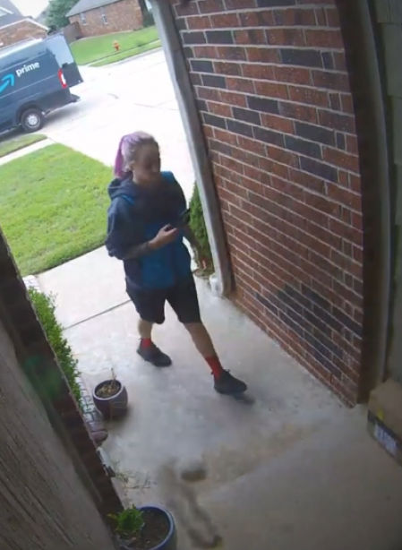 Cuando la repartidora lee las instrucciones retrocede a buscar el pedido