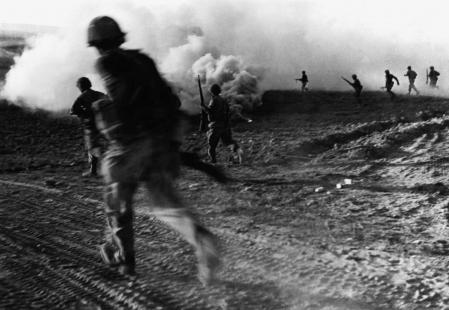 Fuerzas israelíes invaden Egipto desde el este durante la crisis de Suez.