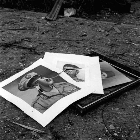 Unas fotos rotas de Nasser sobre el asfalto, en noviembre de 1956.