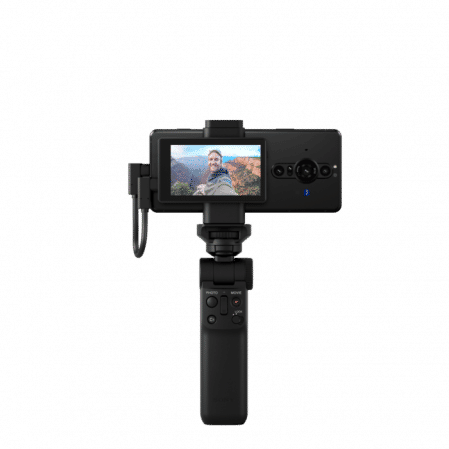 Los accesorios que acompañan a este teléfono demuestran su vocación de cámara profesional.