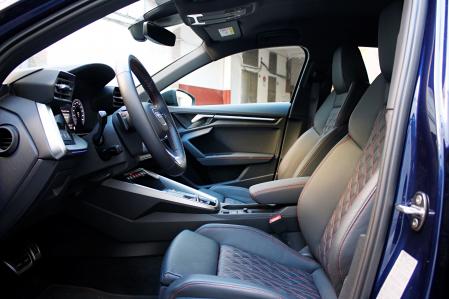 Los asientos deportivos S con pespuntes de color rojo son cómodos y recogen bien el cuerpo en curva&nbsp;