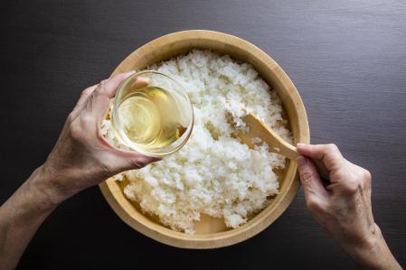 El vinagre de arroz se utiliza principalmente para hacer sushi