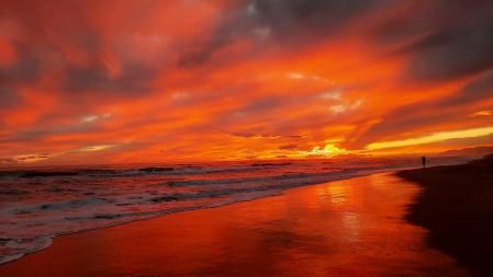 Intenso candilazo al atardecer en la playa de Gavà.