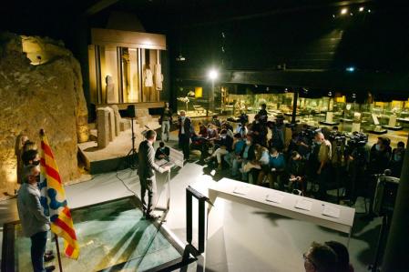 Panorámica del acto de firma del nuevo pacto de gobierno en Badalona