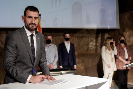 Ruben Guijarro firma el pacto de gobierno