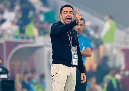 (FILES) In this file photo taken on October 22, 2021 Sadd's coach Xavi speaks to his players during the Amir Cup final football match between Al-Sadd and Al-Rayyan at the Al-Thumama Stadium in the capital Doha. - Ronald Koeman has been sacked as Barcelona coach, on October 27, 2021, after a torrid 14 months, with legendary midfielder Xavi Hernandez the strong favourite to replace him. (Photo by KARIM JAAFAR / AFP)
