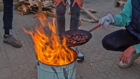 Torrando castañas en la calle.