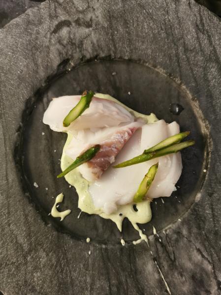 Ensalada tibia de merluza, hierbas y jalapeños