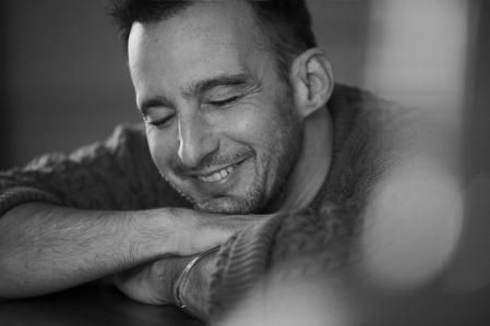 Alejandro Amenábar, con jersey de Loewe y joyas de Bulgari