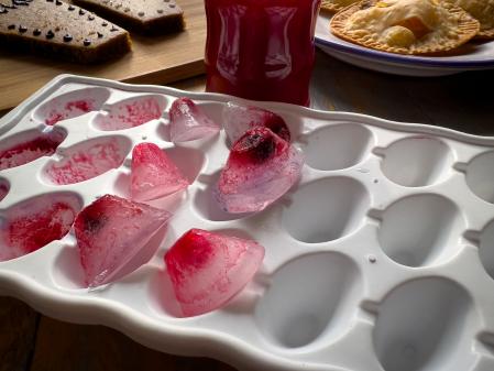 Unos cubitos de hielo con un arándano pueden simular unos terroríficos ojos