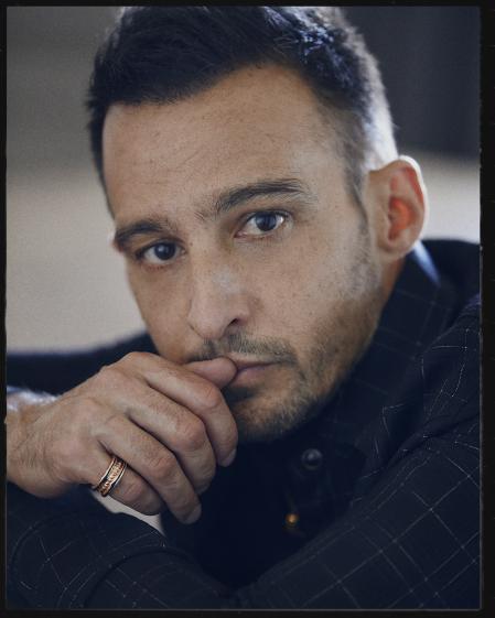Alejandro Amenábar, con camisa de Saint Laurent y joyas de Bulgari