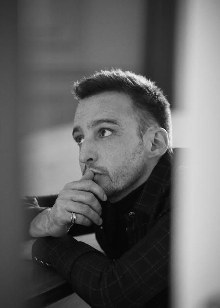 Amenábar, con camisa de Saint Laurent y joyas de Bulgari