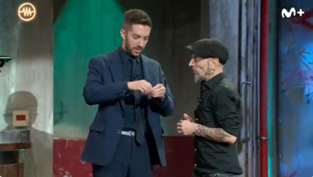 Broncano le regala una navaja a Fito en 'La Resistencia'