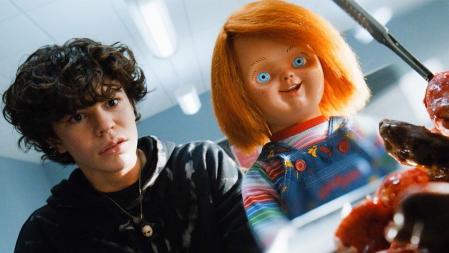 Jake Wheeler (Zackary Arthur) tiene una mala influencia en Chucky (Brad Dourif).