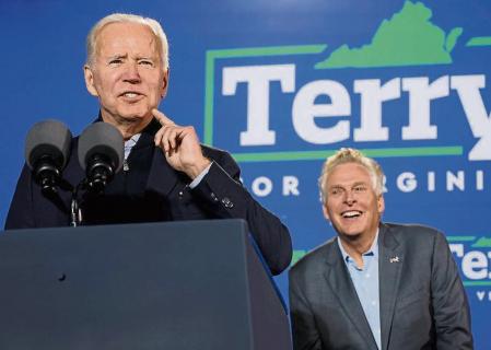 U.S. President Joe Biden campaigns for Democratic candidate for governor of Virginia Terry McAuliffe at a rally in Arlington, Virginia, U.S. October 26, 2021. REUTERS/Jonathan Ernst