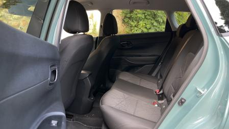 Plazas traseras ajustadas a lo que ofrece la mayoría del segmento SUV-B