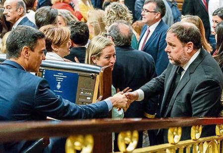 21 / 05/ 2019 MADRID Pleno Constituyente en el Congreso de los Diputados Oriol Junqueras saluda a Pedro Sanchez