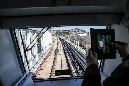 foto XAVIER CERVERA 01/02/2020 El metro llega a la Zona Franca, una parada que usarán 3.600 viajeros al día. Colau ha destacado que ayudará a resolver el “aislamiento” y la “injusticia” que sufren los barrios de Marina y Zona Franca. El metro de Barcelona llega desde este sábado a la Zona Franca gracias a la nueva parada de la línea L-10 Sur, que se prevé que usen 3.600 viajeros al día y que supone un primer paso para conectar este polígono industrial con la ciudad. Se trata de la octava estación de la L-10 Sur, la primera estación elevada de la red de metro y ha comportado una inversión de 40 millones por parte de la Generalitat. En el acto de inauguración, el presidente de la Generalitat, Quim Torra, ha alabado el trabajo del Govern por haber inaugurado 5 estaciones de metro durante esta legislatura y ha avanzado que el primer trimestre del año que viene se inaugurará otra de las tres previstas en esta línea de metro (Port Comercial, Ecoparc y ZAL/Riu Vell). La estación se encuentra en la calle A de la Zona Franca, entre las calles 1 y 2, el lado más próximo a la ciudad. La inauguración ha reunido también al vicepresidente del Govern, Pere Aragonès, al conseller de Territorio y Sostenibilidad, Damià Calvet, y a la alcaldesa de Barcelona, Ada Colau, entre otras autoridades.