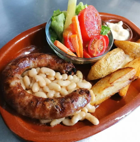 Plato de butifarra con alubias, patatas y ensalada en El Ferrer de Tall