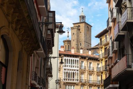 Iglesia de San Saturnino desde la calle Mercaderes de Pamplona