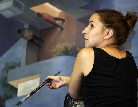 Las personas que aparecen en los murales de Cinta Vidal tienen sus momentos de intimidad aunque vivan juntas, aunque no revueltas