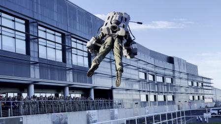 Browning dirigéndose a los miembros de las Fuerzas Armadas reunidos en el Aeropuerto Internacional de Farnborough.