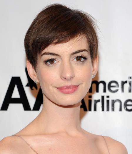 Anne Hathaway con un corte 'pixie' en 2012