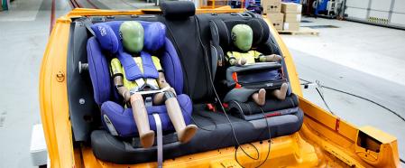 Clubs automovilísticos europeos, entre los que se incluye el RACE, realizan pruebas de seguridad de modelos de sillitas infantiles (SRI) de reciente lanzamiento