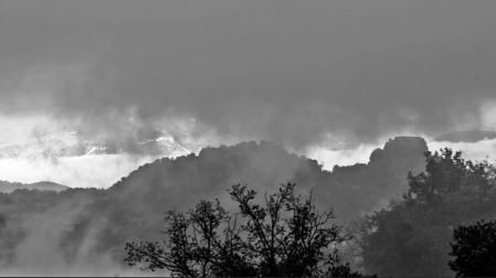 Los Pirineos emblanquecidos, entre nieblas.