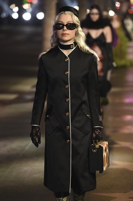 Phoebe Bridgers en el desfile 'Love Parade' de Gucci