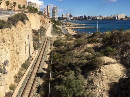 Las vías abandonadas por el Tram de Alicante en la zona de la Cantera siguen sin retirarse. Por ahí debería discurrir una vía verde litoral para bicicletas y peatones.