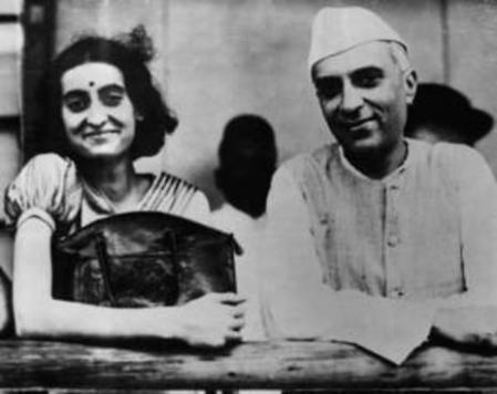 Indira Gandhi junto a su padre, el líder nacionalista y primer ministro Jawaharlal Nehru