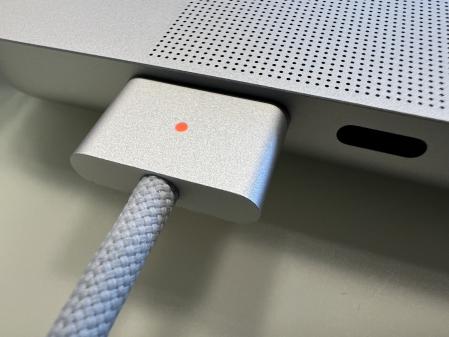 El MagSafe informa con su luz LED si está en carga o la batería ya está cargada